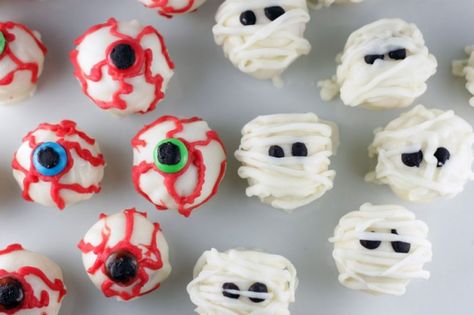 Spooky Sweets: Eyeball and Mummy Cake Balls Eyeball Cake Balls, Halloween Cake Balls, Pumpkin Fondue, Eyeball Cake, Mummy Cake, Halloween Cake Recipes, Scary Halloween Food, Goddess Halloween, Creepy Halloween Food