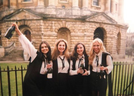 Oxford University Student Aesthetic, Oxford Girl Aesthetic, Oxford University Uniform, Oxford Aesthetic University, Oxford Student Aesthetic, Oxford Graduation, Oxford University Students, Oxford University Aesthetic, Dark Academia Pictures