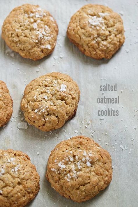 Salty Oatmeal Cookies, Cracked Cookies, Salty Desserts, Cookie Corner, Chewy Peanut Butter Cookies, Salted Caramel Brownies, Cinnamon Oatmeal, Oatmeal Cookie Recipes, Restaurant Ideas