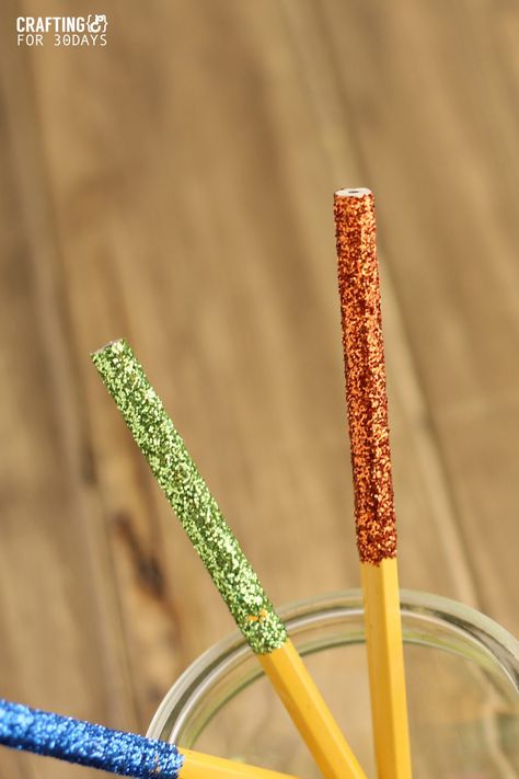 Glitter Dipped Pencils Market Day Ideas, Pencil Crafts, Glitter Dipped, Cute Stationery, Kids Videos, All That Glitters, Knitting Socks, Crafts For Kids, For Kids