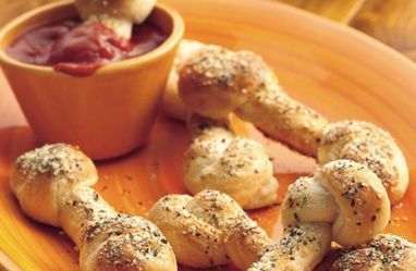 Halloween Themed Recipes for Potlucks: Spooky-Fun Ideas! - Forkly Breadstick Bones, Muffins Halloween, Snack Halloween, Halloween Themed Food, Sandwich Wraps, Halloween Dinner, Potluck Recipes, Dinner Themes, Halloween Snacks