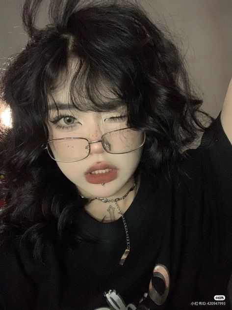 Theo Mizuhara 90s Dj, Cat Face Type Korean, Fashion Wallpaper Aesthetic, Alt Girls, Best Eyeshadow, Fashion Wallpaper, Aesthetic People, Hair Reference, Eyeshadow Looks