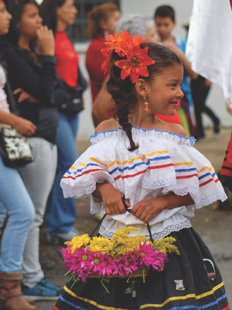 Colombia's Feria de las Flores, Festival of the Flowers - Flower Magazine Flower Magazine, Colombian Culture, Flower Festival, Unique Faces, Family Affair, Samara, Photos Ideas, A Sea, The Flowers