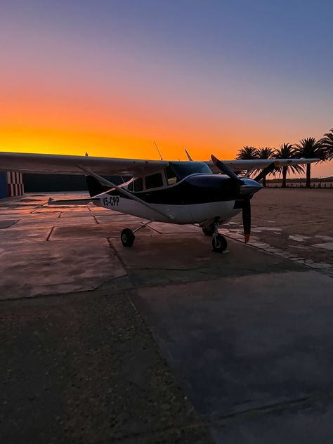 #airplane #plane #cessna #pilot #sunset #prettyskies #paintedsky #sunsetlover Plane Purple, Sunset Lover, Screen, Purple, Quick Saves