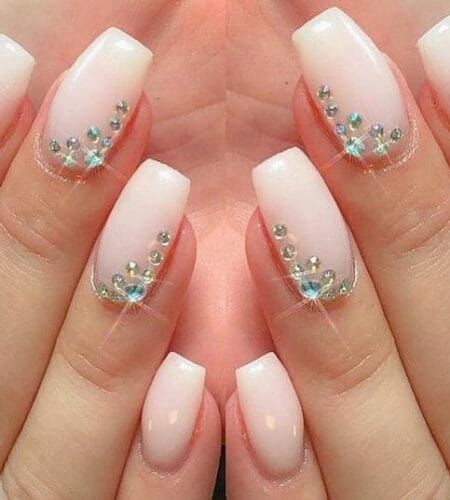 Simple Nail Diamond Designs, Classic Nails With Rhinestones, Rhinestone Nail Art Simple, Mail Design With Rhinestones, Acrylic Nails Jewels Rhinestones, Nail Designs Diamonds Rhinestones, Nail Art With Rhinestones Simple, Simple Nail Gem Designs, Nails With Jewels Rhinestones Simple