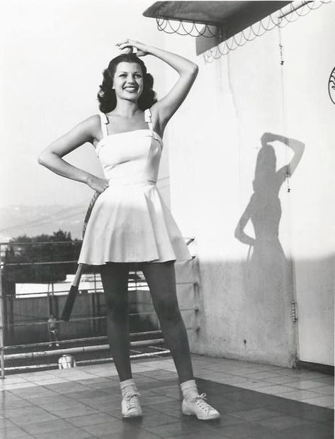 1940s Life, Playing Tennis, Vintage Tennis, Chanel Cruise, Classic Actresses, Tennis Skirts, Rita Hayworth, Tennis Fashion, Couture Mode