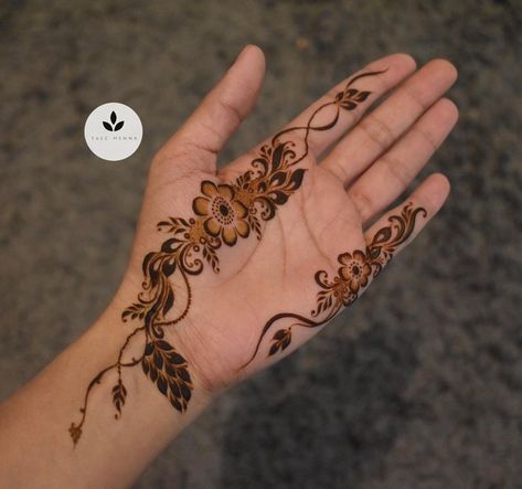 Inside Hand Henna Design, Short Mehndi Design, Front Mehndi Design, Henna Tattoo Hand, Beautiful Henna, Latest Henna Designs, Simple Mehndi Designs Fingers, Henna Style, Pretty Henna Designs