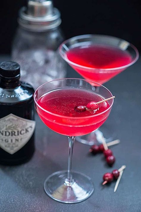 The Red Queen cocktail: beautiful, capricious and a little dangerous... this festive gin-based cocktail was named after the Red Queen in Alice in Wonderland. Queen Cocktail, Blueberry Gin, The Red Queen, Coctails Recipes, Premium Gin, Gin Recipes, Popular Cocktails, Gin Cocktail Recipes, Hendricks Gin