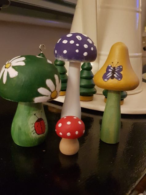 Painting Wooden Mushrooms, Ceramic Mushroom Painting Ideas, Mushroom Project, Painted Mushrooms, Mushroom Paint, Mushroom Crafts, Fun Crafts To Do, Keramik Design, Wooden Hand