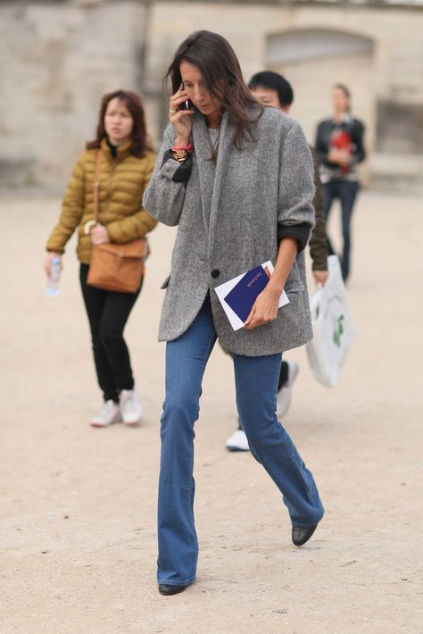 Oversize Isabel Marant blazer Cute Outfits With Flare Jeans, Outfit With Flare Jeans, Outfits With Flares, Geraldine Saglio, Flare Jeans Style, Camille Rowe, Blue Outfits, Emmanuelle Alt, School 2017