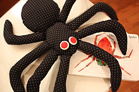 Spider Sewing Pattern, The Very Busy Spider, Halloween 2010, Spider Toy, Crochet Halloween, Sewing Stuffed Animals, The Mummy, Fabric Pumpkins, Halloween 2018