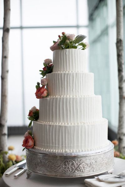 Simple wedding cake Frosting Photography, Meringue Wedding, Striped Wedding Cake, Red Velvet Wedding Cake, Textured Wedding Cakes, Wedding Games For Guests, Organic Photography, Love Name, Pretty Cake