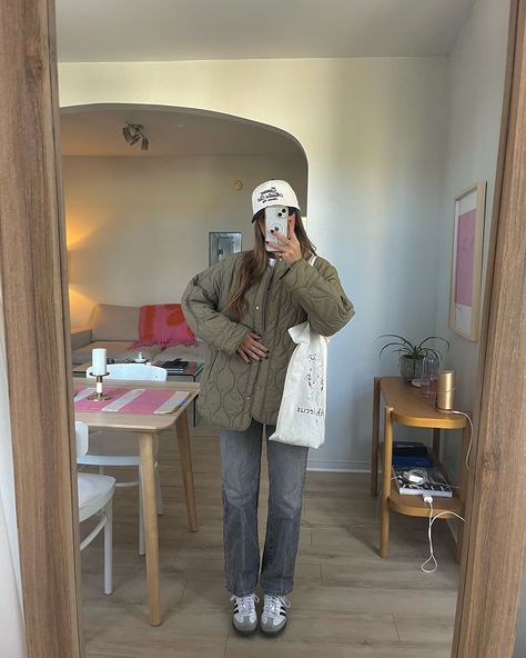 Fall outfit, casule wardrobe, cute fall outfit, monochrome outfit, jacket, trucker hat, cold weather outfit, outfit inspo, winter outfit, tote bag Trucker Hat Outfit Fall, Fall Jacket Outfit, Hat Outfit Fall, Trucker Hat Outfit, Fall Jackets Outfit, Outfit Inspo Winter, Cold Weather Outfit, Monochrome Outfit, Jacket Outfit