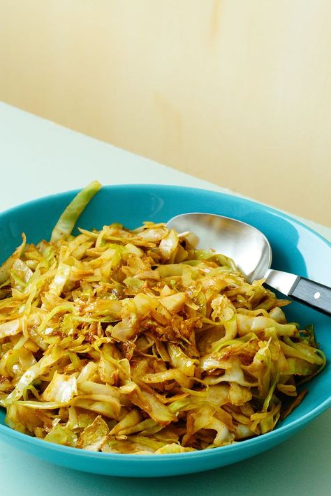 Thai Curry Cabbage                                                                                                                                                                                 More Thai Cabbage Stir Fry, Green Cabbage Recipes, Thai Cabbage, Curry Cabbage, Cabbage Vegan, Fried Green, Resep Diet, Low Carb Sides, Vegan Curry