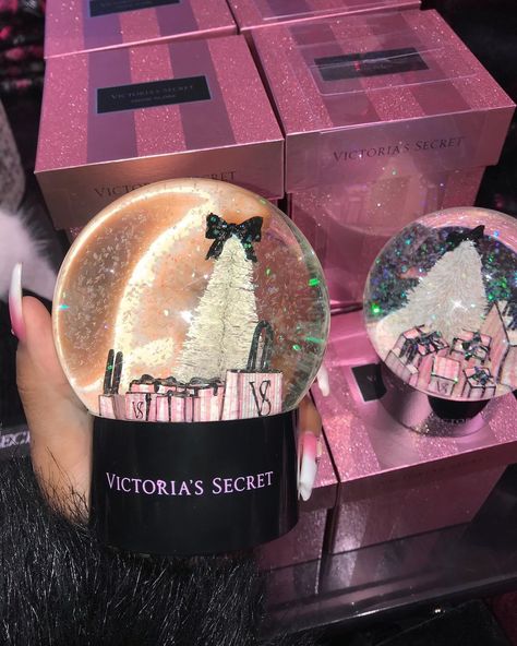 ♡ 𝒦𝒾𝓂𝒷𝑒𝓇𝓁𝓎 ♡ on Instagram: “Christmas shopping in the city today ☁️❄️ I love these snow globes from @victoriassecret they are so pretty 🎀” Victoria Secret Christmas, Holiday Snow Globe, Eve Makeup, Winter Princess, 2019 Makeup, Pink Xmas, Stunning Makeup, Pink Girly Things, Snow Angels