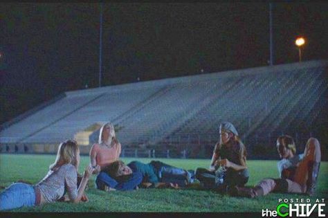 Blazin' on the 50 yard line 70s Dazed And Confused Outfit, 70s Photoshoot, My Safe Space, 90s Tv Shows, High School Memories, Dazed Confused, Latino Art, 90s Tv, Dazed And Confused