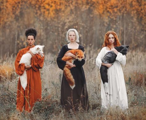 three witches with foxes Anastasiya Dobrovolskaya, Meghan Trainor, One Image, Beauty And Fashion, Chris Hemsworth, Beautiful Photography, Beautiful Photo, Character Inspiration, Photography Inspiration