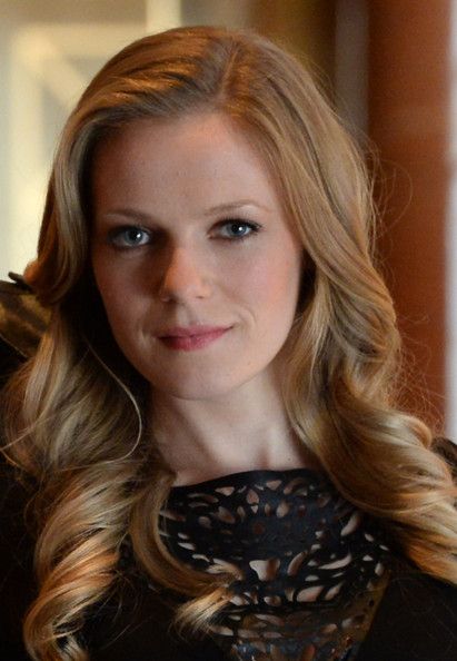 Bell Wallpaper, Emma Bell, Height And Weight, Season 3, Walking Dead, Net Worth, Bra Sizes, Diva, Dallas