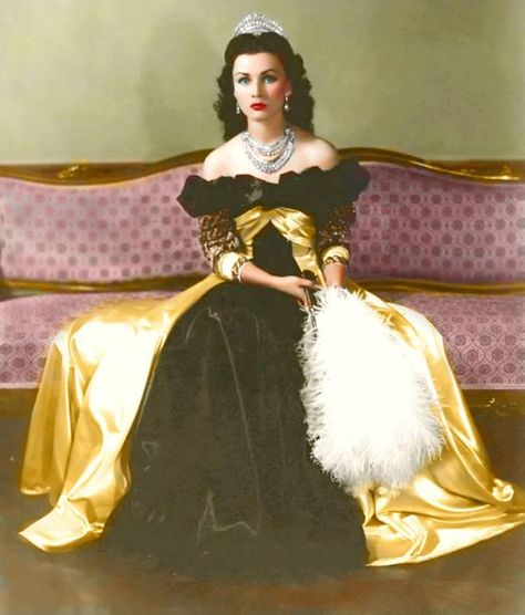 Queen Fawzia, Fawzia Fuad Of Egypt, Egyptian Princess, Royal Photography, Iranian Fashion, Royal Beauty, Royal Crowns, Vintage Beauty, King Queen