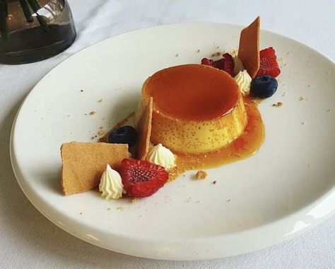 Flan Plating, Professional Food Plating, Japanese Pudding, Restaurant Birthday, Latin Desserts, Chef Food, Sweet Dishes Recipes, Fancy Desserts, Plated Desserts