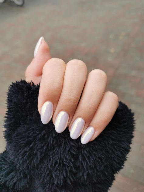 Donut glaze nails Pearly White Oval Nails, Pearl Shiny Nails, Oval Nails Glazed, Pearly Oval Nails, Glazed Donut Nails Oval, Bridal Nails Glazed Donut, Shiny White Nails Acrylic, Pearly Dip Nails, White Crome Nails Almond Short