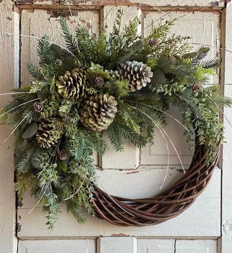 Julkransar Diy, Images Noêl Vintages, Fresh Wreath, Lights For Christmas, Holiday Wreaths Christmas, Christmas Flower Arrangements, Christmas Floral Arrangements, Christmas Front Doors, Xmas Wreaths