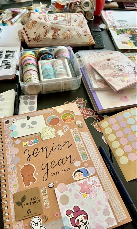 Senior Year Notebook, Senior Scrapbook Aesthetic, Scrapbooking Senior Year, Senior Year Scrapbook Ideas Layout, Senior Scrapbook Cover, Senior Year Scrapbook Cover, Senior Scrapbook Ideas Cover, Freshman Year Scrapbook Ideas, Senior Year Journal