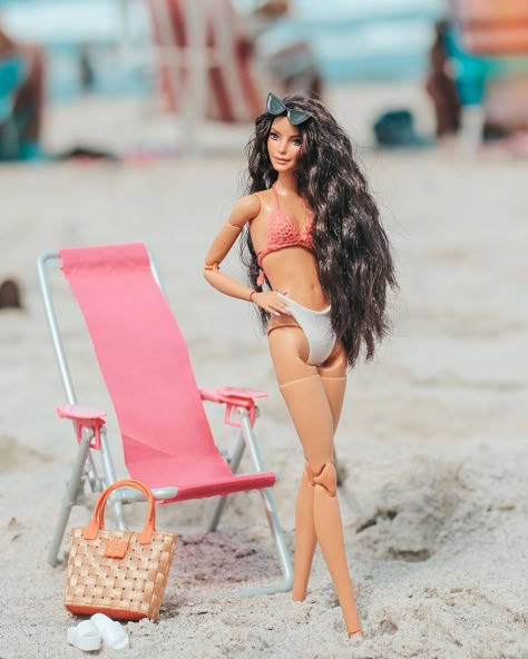 Barbie At The Beach, Travel Barbie, Barbie Outfits Ideas, Princess Costumes For Girls, Barbie Beach, Barbie Dress Pattern, Barbies Pics, Barbie Summer, Barbie Cartoon