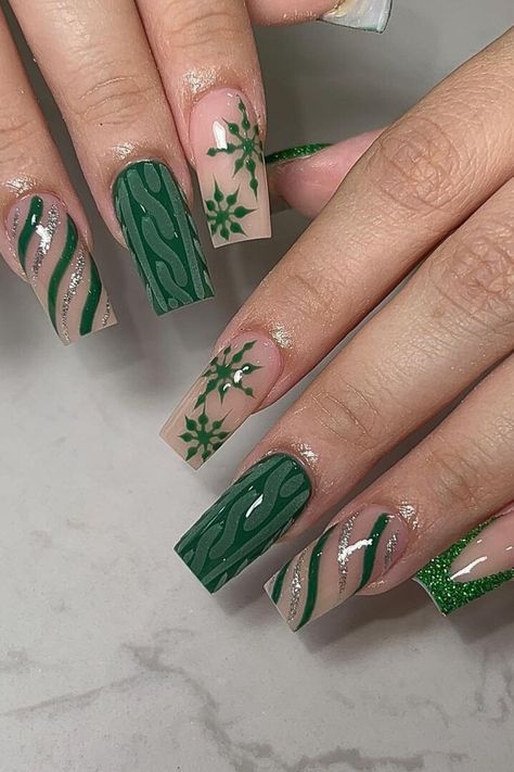 Christmas is almost here and a fresh set of nails is the best way to celebrate the festive season! Check out the cute and festive christmas nail designs in this post! Festive Nails Christmas, Green Christmas Nail, Striped Nail Designs, Christmas Manicure, Green Nail Designs, Nail Colors Winter, Cute Christmas Nails, Christmas Nails Easy, Christmas Gel Nails