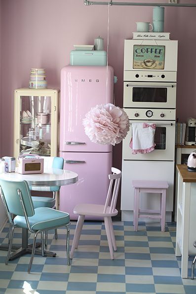 Pastel Vintage Kitchen home vintage kitchen retro pastel decorate appliances Casa Retro, Pastel Kitchen, Desain Pantry, Interior Vintage, Dekorasi Kamar Tidur, Deco Retro, Chic Kitchen, Shabby Chic Kitchen, Wallpaper Vintage