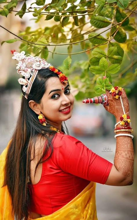 Bengali Haldi Look, Bride Haldi Look, Bride Haldi Poses, Bengali Wedding Photography, Haldi Photography Ideas, Haldi Look For Bride, Haldi Makeup, Groom Haldi, Haldi Shoot