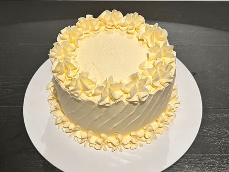 Cake covered with buttercream. #buttercream #buttercreamcake #cakedecoratingtips #cakeideas #simplecake Butter Cream Cake, Butter Cakes, Butter Icing, Winter Cake, Cake Cover, Butter Cake, Cake Decorating Tips, Buttercream Cake, Cream Cake