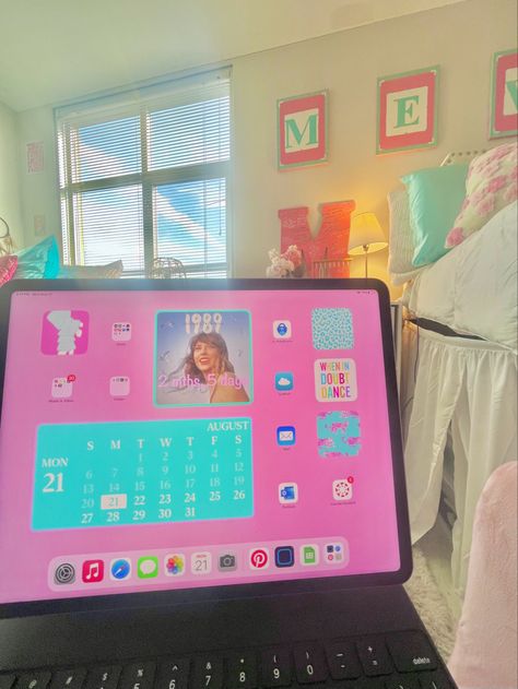 Preppy Ipad, Preppy Laptop, Preppy Homescreen, Preppy Photos, Preppy House, Ipad Inspo, Ipad Layout, Ipad Lockscreen, Picture Wall Bedroom