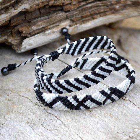 Black and white macrame bracelets rumisumaq.com #blackandwhite #fashion Friendship Bracelets Black And White, Black And White Friendship Bracelet, Black And White Macrame, Sting Bracelets, Ideas Pulseras, Beachy Bracelets, Macrame Bracelet Tutorial, Diy Friendship Bracelets Tutorial, Friendship Bracelets Tutorial