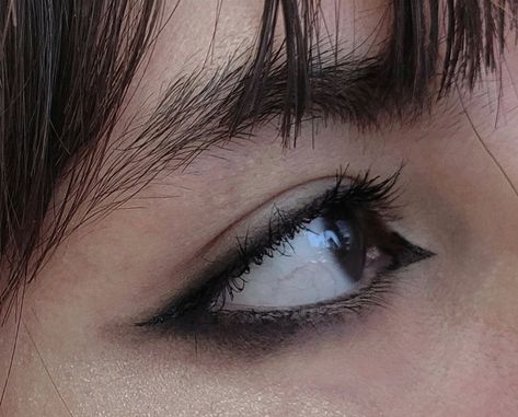 Tired Eyeliner Look, Eyeliner Under The Eye, 2023 Summer Makeup, Droopy Eye Makeup, Eyeliner For Big Eyes, Smoky Eyeliner, Smudged Eyeliner, Droopy Eyes, Halloween Board