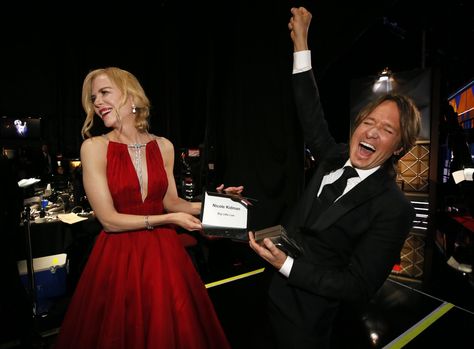 keith urban nicole kidman emmys 2017 Nicole Kidman Husband, Keith Urban Nicole Kidman, Peck On The Lips, Nicole Kidman Family, Handmaids Tale, Governors Ball, Nicole Kidman Keith Urban, Elisabeth Moss, Gov Ball