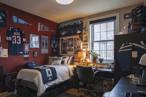 18 Dorm Room Ideas for Guys: Creating Your Ultimate College Pad - Curated Shopping Cart Guys College Dorm, Vintage Dorm Room Ideas, Male Dorm Room Ideas, College Dorm Room Ideas For Guys, Purple Dorm Rooms, Dorm Room Ideas For Guys, Room Ideas For Guys, Purple Dorm, Vintage Dorm