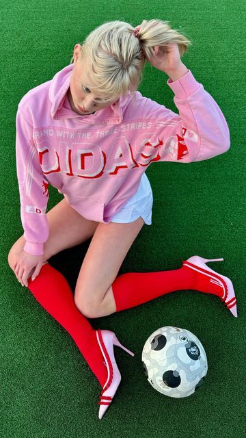 🙀 ⋆ 🎀  🌈 KITTY LEVER 🎈  👼🏼 ⋆ 🌙 on Instagram: "super fun fact: before i was a model/cOnTenT cREaToR… i was a division one soccer player LOL ⚽️ the most gorgeous shoes: @jeffreycampbell 👠 hoodie: @adidas #soccer #soccergirl" Soccer Fashion Editorial, Soccer Photography Poses, Shooting Pose, Shooting Sport, Sports Photoshoot, Playful Poses, Creative Shoots, Sports Campaign, Sport Fashion Photography