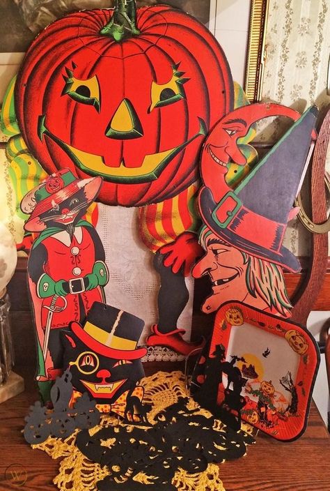 Fun Lot of 13 Vintage Halloween Mid-Century Decorations, Classic Beistle & More | #1835144371 Halloween Decorations Vintage, Retro Halloween Decorations, Beistle Halloween, Lightning Bugs, Vintage Halloween Party, Halloween Crafts Preschool, 90s Halloween, Pumpkin Man, Vintage Halloween Decorations