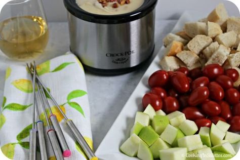 10 Crockpot Fondues - The Organized Mom Easy Cheese Fondue Recipe, Crockpot Fondue, Cheese Fondue Recipe Easy, Cheese Fondue Dippers, Cheese Fondue Party, Easy Cheese Fondue, Fondue Dippers, Fondue Restaurant, Crockpot Slow Cooker