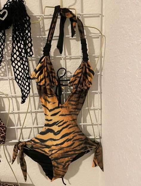 Reversible👙Trikini: One side Tiger🐯One side Black🖤; Designed by me and handmade in 🇨🇴 Colombia Welcome to the Jungle Trikini to show off your style this Summer🖤2 in 1 One side for when you're feeling wild🐅and one side when you're feeling classic🖤 90s Bikinis Vintage, Back Tattoo Full, Tiger Print Outfits, Bathing Suits For Body Types, Cheetah Print Swimsuit, Y2k Swimsuit, Trashy Outfits, Rave Fits, 2 Piece Sets