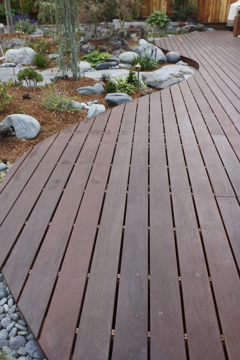 Floating Deck Landscaping Ideas, Curved Floating Deck, Wood Decks Backyard, Curved Decking Ideas, Curved Deck Ideas, Front Yard Deck, Curved Decking, Patio Extension, Ipe Deck