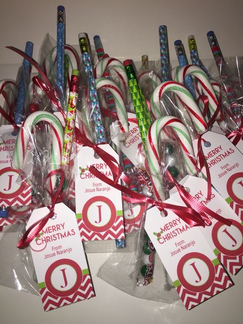 DIY Christmas Gifts for classmates Christmas Gifts For Classmates, Classmate Christmas Gifts, Classroom Christmas Gifts, Gifts For Classmates, Class Christmas Gifts, Diy Teacher Christmas Gifts, Students Christmas, Christmas Candy Gifts, Inexpensive Christmas Gifts