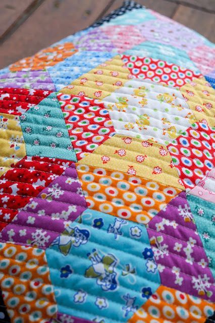 Quilting Styles, Hexagon Ideas, Hexagon Quilting, Hexie Patterns, Hexie Quilts Patterns, Material Crafts, Baby Ray, Stitching Diy, Hexie Quilts