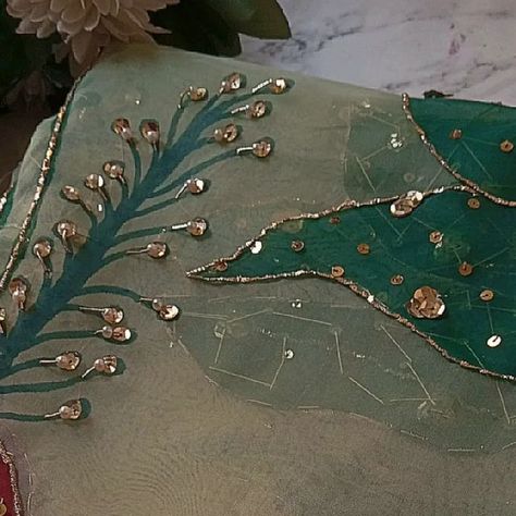 Zainab Ansari🌿 on Instagram: "I made this ✨Haseen✨ dupatta for a lovely friend of mine🫶Not gonna lie Meri apni niyat khrab ho gyi this ispe 🥹 and I'm sure she'll love it 💖💖BTW tutorial for this beautiful dupatta is available on my channel ✨ Paints : @bluebirdartstagram . . #handpaintingonfabric #handpainted #handpaintedwithembellishments #aesthetezaib" Handpainted Dupattas, Dupatta Painting, Beautiful Dupatta, Painted Dupatta, Painted Suits, Fabric Colour Painting, Fabric Paint Diy, Simple Hand Embroidery Patterns, Embroidery Fashion Detail