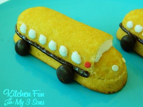 Beep Beep…here comes the Twinkie Bus ready to get your kids excited for school! My boys go back on Monday and I will miss them so much! They are car riders, but we thought these Twinkie Buses would be fun to make for a back to school treat! These are SO easy to make! Twinkie...Read More » Edible Kids Crafts, School Bus Party, Bus Party, Themed Snacks, Healthy Afternoon Snacks, Tire Art, Preschool Snacks, Edible Crafts, Back To School Crafts