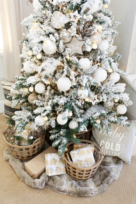 Farmhouse White Christmas Tree, All White Christmas Decor, Farmhouse Christmas Dining Room, All White Christmas, Room Decorated For Christmas, Christmas Tree Decorating Themes, Christmas Dining Room, Neutral Christmas Decor, Neutral Christmas