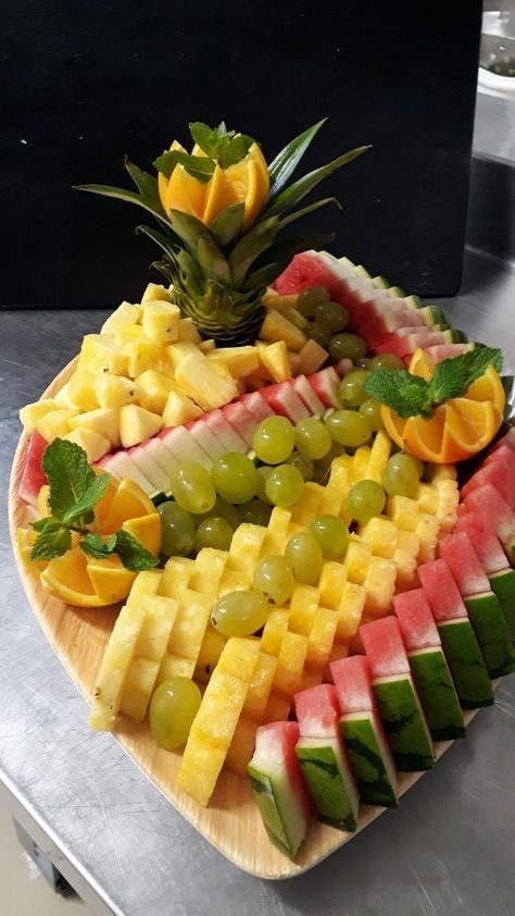 Fruit Tray Designs, Amazing Food Platters, Fruit Platter Designs, Eating Food Funny, Decorações Com Comidas, Vegetable Platter, Amazing Food Decoration, Fruit And Vegetable Carving, Party Food Buffet