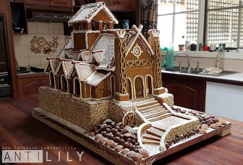 Rohan gingerbread house. Hobbit Food, Gingerbread Castle, Saved Pictures, Homemade Gingerbread, Gingerbread House Designs, Gingerbread Party, Gingerbread House Kits, Holiday Pies, Christmas Gingerbread House