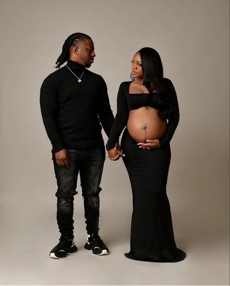 Maternity Photoshoot Ideas Black Couples, Outside Maternity Pictures Black Women, Mertinity Photoshoot Ideas Couple, Maternity Photo Shoot Ideas Couples Fall, Black People Maternity Pictures, Classy Maternity Shoot Couple, Couple Maternity Photo Shoot Ideas, Pregnancy Aesthetic Black, Alternative Pregnancy Outfits